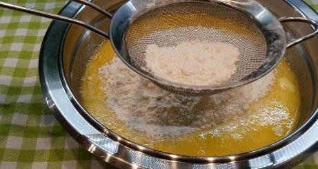 1. Этап. Ватрушки с повидлом: Добавляем просеянную муку, вымешиваем мягкое тесто.