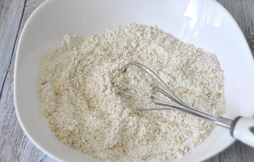 1. Этап. Печенье Анзак: Все перемешайте до однородной массы.