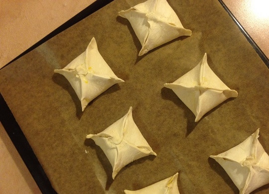 1. Этап. Венгерские ватрушки с творогом: Выкладываем ватрушки на застеленный пергаментом противень, отправляем их в разогретую до 180-190 градусов духовку минут на 30.