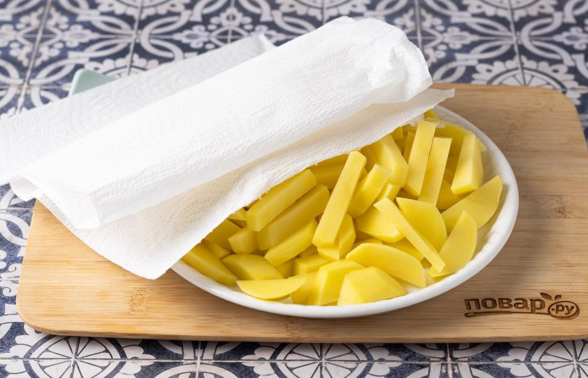 1. Этап. Жареная картошка на оливковом масле: Промокните картофель бумажными полотенцами от влаги, которая выделилась.