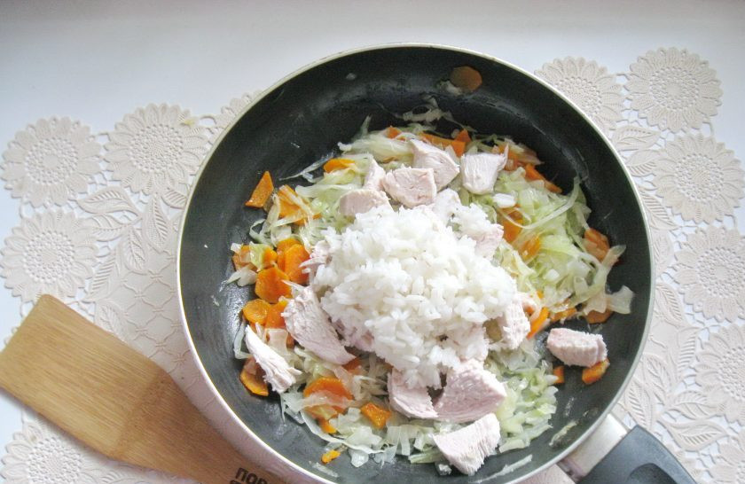 1. Этап. Рис по-сингапурски: Длиннозерный рис отварите, откиньте на дуршлаг и добавьте к овощам и курице.