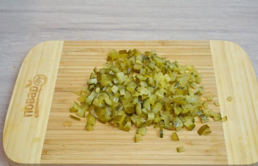 1. Этап. Солянка сборная мясная: 5. Соленые огурчики нарезаем небольшими кубиками.