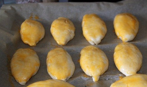 1. Этап. Пирожки с яблоком: Выложите пирожочки на противень, застеленный пергаментом для запекания. Смажьте их сырым куриным желтком. Поставьте в духовку, разогретую до ста восьмидесяти градусов. Выпекайте пирожки тридцать-тридцать пять минут. Подавайте холодными или теплыми.