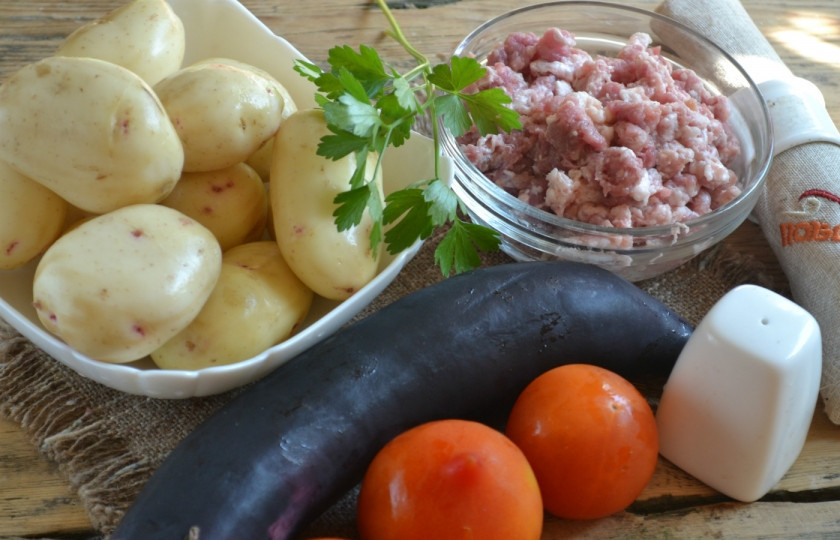 1. Этап. Мусака классический рецепт: 1. Подготовьте все необходимые ингредиенты. Картофель заранее очистите и отварите в слегка подсоленной воде. Остальные овощи промойте.