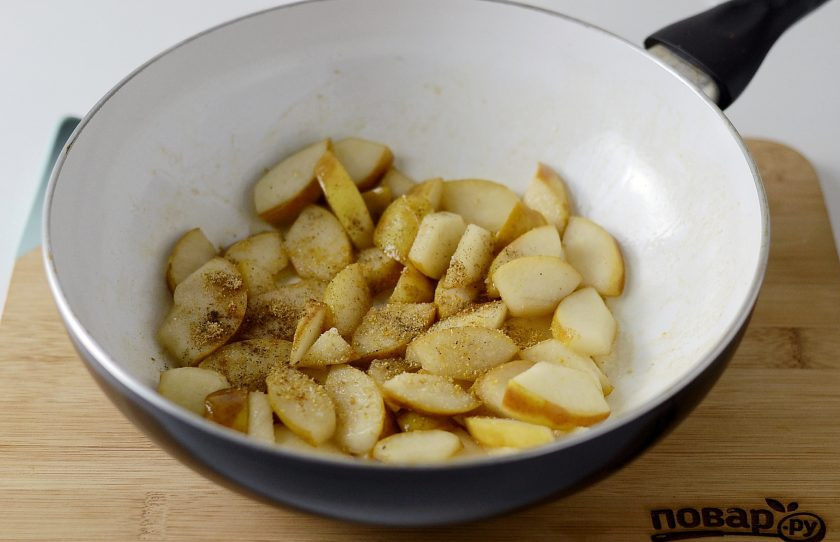 1. Этап. Грушевый соус: Когда соус начнет бурлить, добавьте измельченные семена горчицы и сушеный имбирь. Посолите и поперчите по вкусу. Размешайте, чтобы специи равномерно покрыли груши. Потомите пару минут.