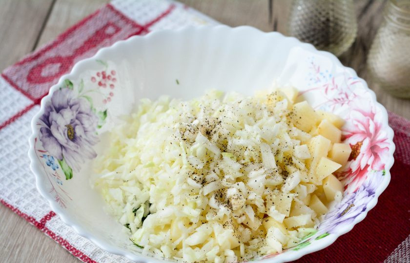 1. Этап. Татарские пирожки с картошкой: Начинку посолите и поперчите.