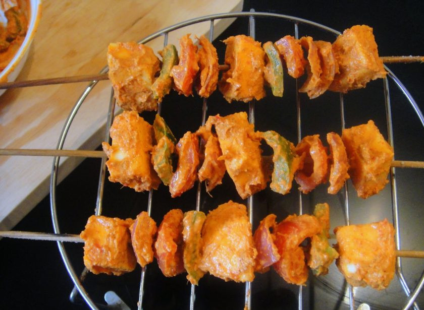 1. Этап. Овощные шашлычки на шпажках: 5. Насадите овощи и сыр на шпажки и запекайте шашлыки в духовке в течение 10 минут при температуре 200 градусов.