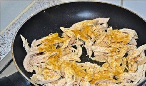 1. Этап. Салат Тифани: Отваренное до готовности куриное филе разделим на кусочки. Посыпаем солью, перцем, карри и слегка обжариваем на растительном масле.