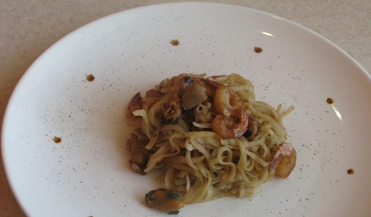 1. Этап. Китайская лапша с морепродуктами: 9. При подаче выкладываю лапшу с морепродуктами на тарелку, посыпаю черным молотым перцем, приятного аппетита!