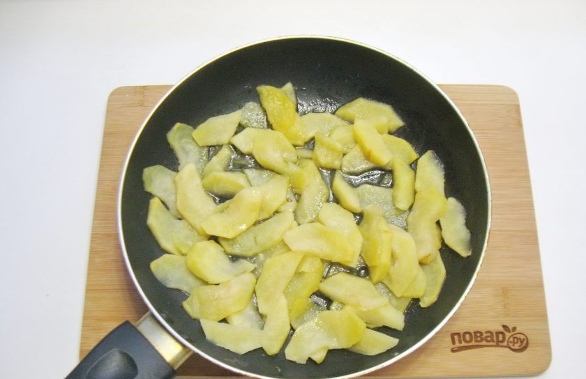 1. Этап. Яблочный пирог Джейми Оливера: Накройте сковороду крышкой и тушите яблоки на среднем огне до тех пор пока весь сок не испарится.