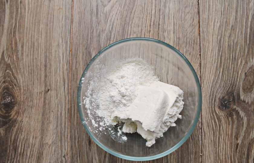 1. Этап. Ленивые вареники по Дюкану: В миску с творогом всыпьте крахмал.