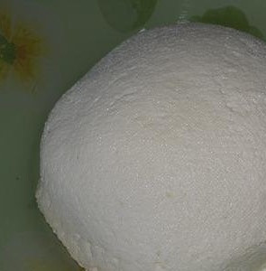 1. Этап. Адыгейский сыр: 2. Творог можно употребить в пищу. Сыворотку накройте марлей и оставьте на два дня скисать. В летнее время достаточно суток.