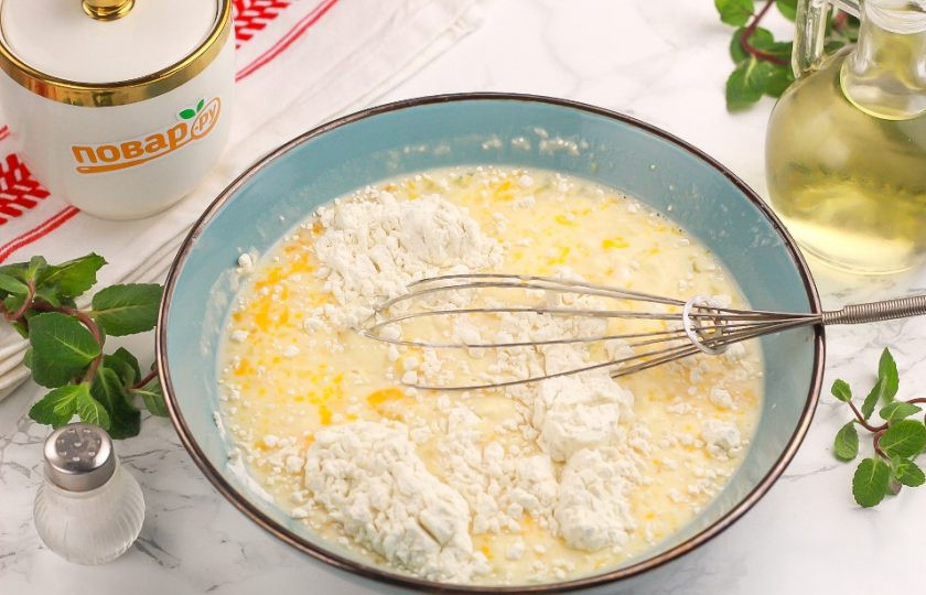 1. Этап. Обычные блины на молоке: Всыпьте по частям пшеничную муку высшего сорта и вмешайте ее в жидкую основу, но не взбивайте. При взбивании получатся комочки, а этого в блинном тесте лучше не допускать! Влейте растительное масло и снова перемешайте. Оставьте тесто на 15-20 минут в покое, чтобы активировалась клейковина. Спустя указанное время оно готово к жарке.