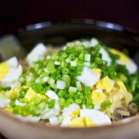 1. Этап. Салат Аншлаг: Затем добавляем в салатницу мелко нарезанный лук.