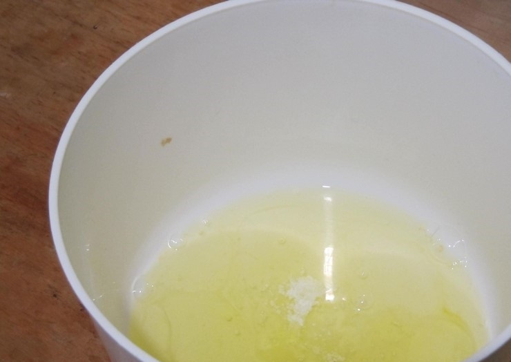 1. Этап. Рулет с вареной сгущенкой: 3. Белки берем охлажденные, добавляем к ним щепотку соли и взбиваем все в пышную пену.