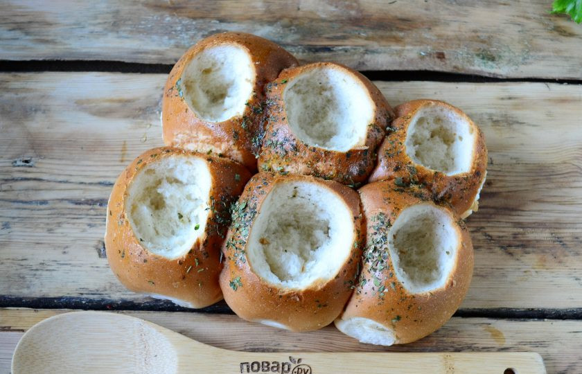 1. Этап. Булочки на завтрак: В булочках сделайте надрезы и выньте мякоть, чтобы получились небольшие углубления.