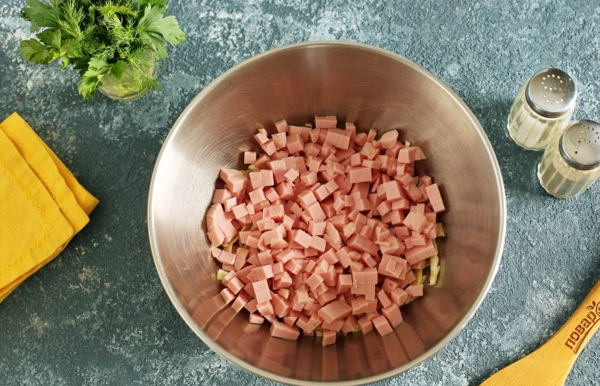 1. Этап. Салат за 10 минут: Добавьте нарезанную кубиками колбасу.