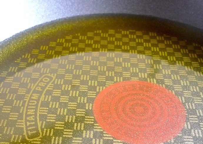 1. Этап. Спагетти с чесноком и петрушкой: 4. В сковороду налейте оливковое масло и отправьте ее на огонь.