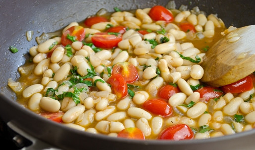 1. Этап. Рагу из белой фасоли: 6. Готовьте рагу 3 минуты, перемешайте и подавайте. Приятного аппетита!