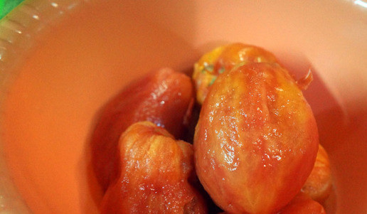 1. Этап. Суп из баранины с помидорами: Снять кожуру.