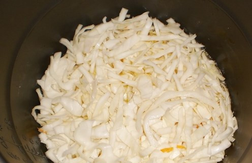 1. Этап. Вегетарианские щи в мультиварке: Потом добавляем капусту.