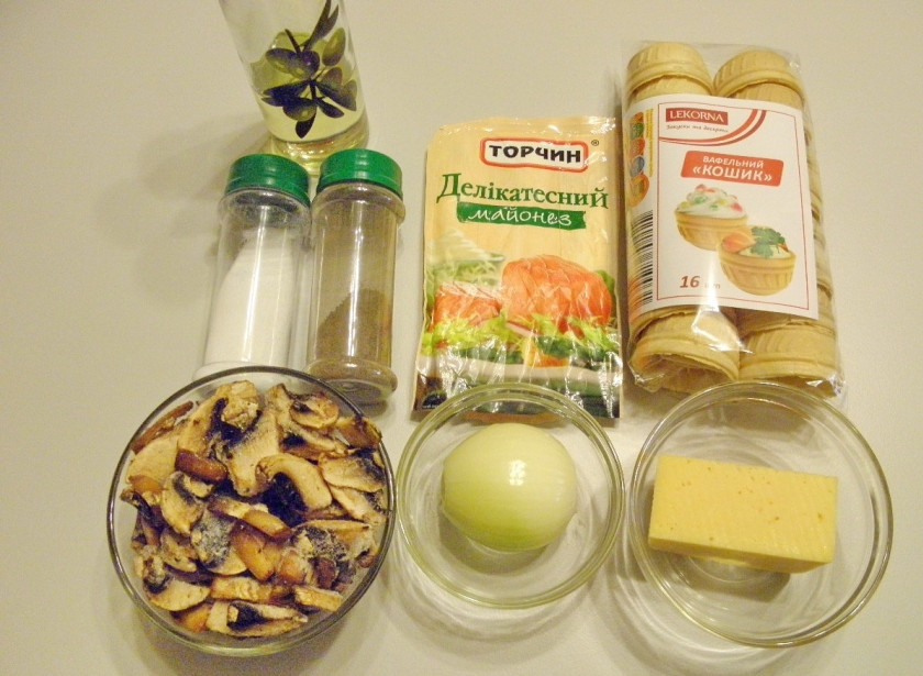 1. Этап. Тарталетки с грибами: Подготовьте продукты для тарталеток с грибами. Грибы желательно использовать шампиньоны, они быстрее всего готовятся.