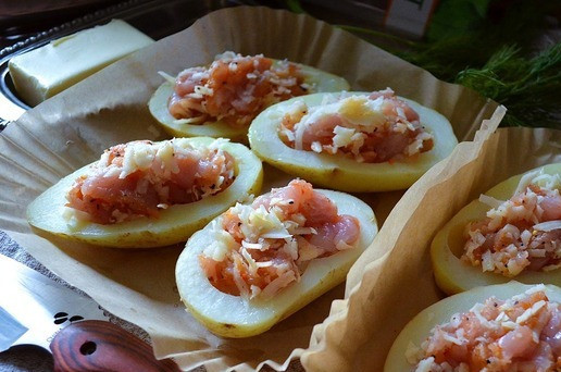 1. Этап. Картофельные лодочки с индейкой и сулугуни: Начинить лодочки сырно-мясной массой.