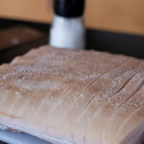 1. Этап. Свинина запеченная с чесноком: От души посолите и оставьте на полчаса при комнатной температуре. Если готовите летом, то лучше в какое-то более прохладное место поставить (на жаре не надо держать).