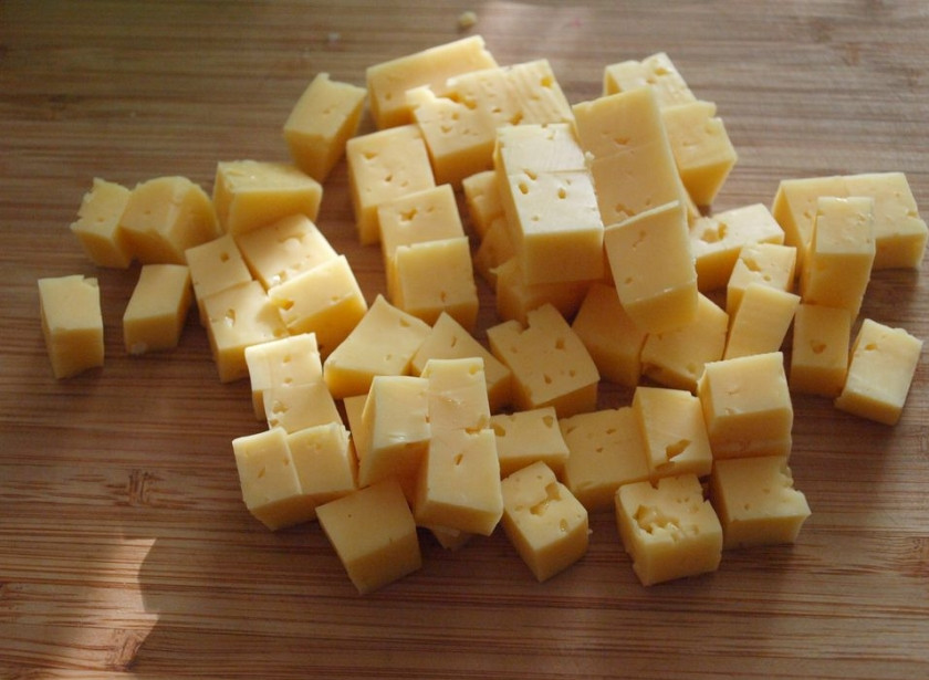 1. Этап. Eлочка из сыра и колбасы: Сыр нарезаем одинаковыми кубиками.
