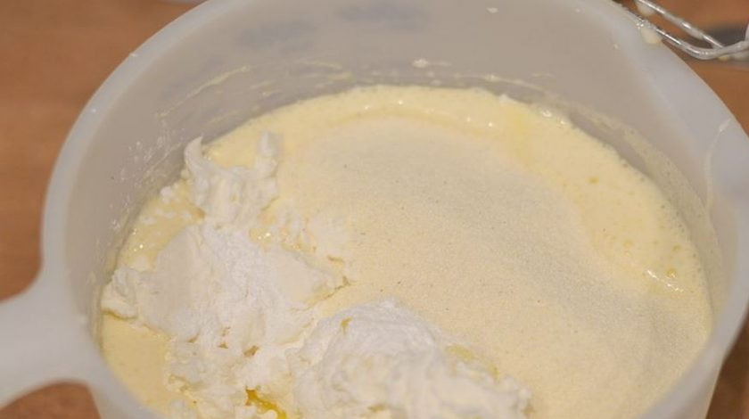 1. Этап. Творожная запеканка в мультиварке: Добавьте ко взбитым яйцам творог, который лучше заранее перетереть через сито, манную крупу, разрыхлитель, соль и растопленное сливочное масло. Тщательно все перемешайте.