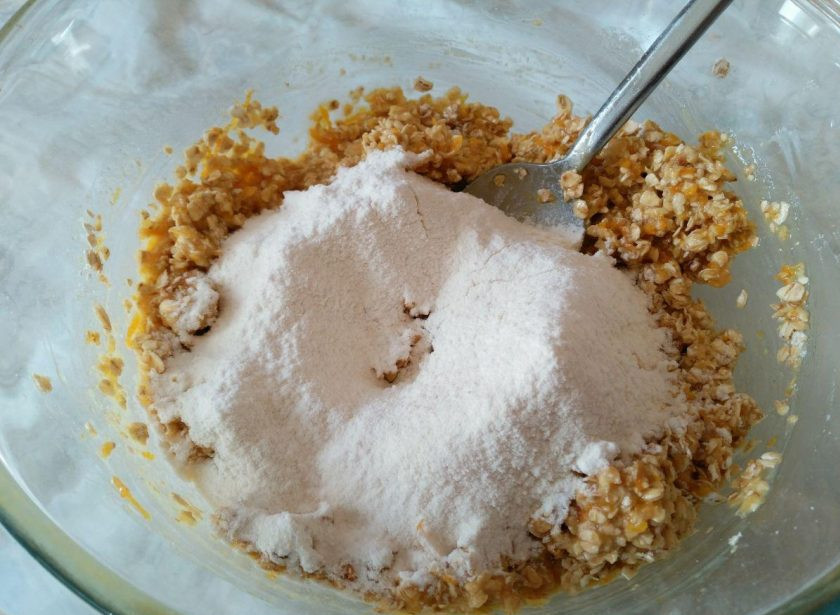 1. Этап. Яблочный пирог из овсяного теста: Пшеничную муку соедините с разрыхлителем и просейте в овсяное тесто, перемешайте до однородного состояния.