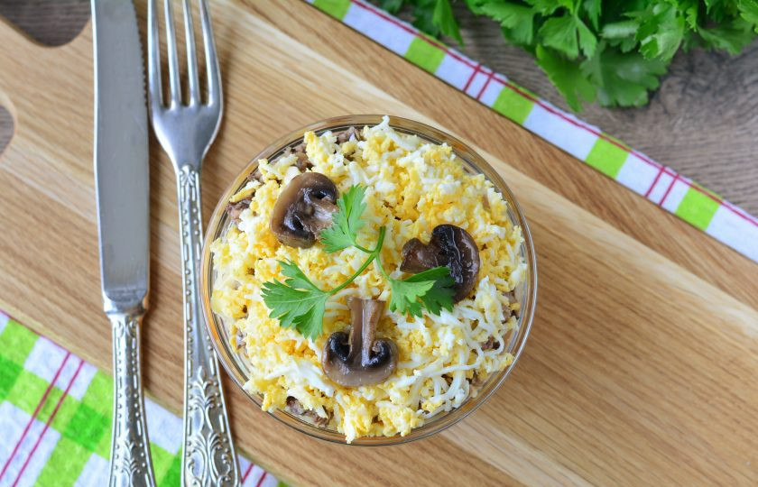 1. Этап. Салат с сайрой и грибами: Украшайте салат кусочками жареных грибов и свежей зеленью. Приятного аппетита!