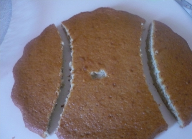 1. Этап. Торт Зайка: 2. Один бисквит перекладываем на поднос, а второй нарезаем.