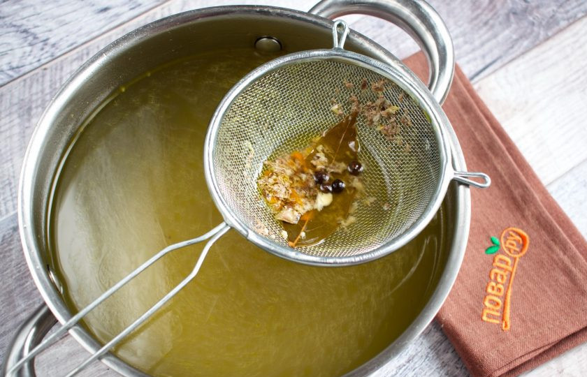 1. Этап. Домашний куриный бульон: Вытащите мясо, процедите бульон через сито. Посолите и поперчите по вкусу. Если бульон предназначен для супа, соуса и т. п. соль и перец пока не добавляйте.