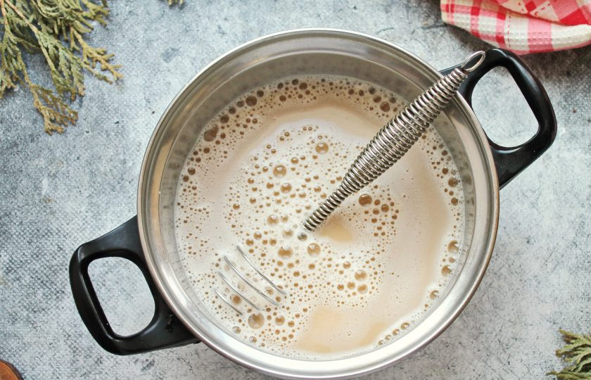 1. Этап. Яичный пунш: Добавьте коньяк и кипяченую воду, перемешайте.