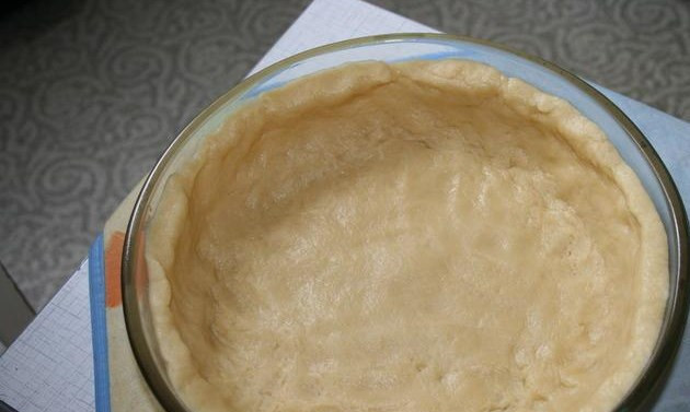 1. Этап. Торт со свежей смородиной: В форму для запекания выкладываем и аккуратно разравниваем тесто. Сделайте бортики и вилкой проколите дно (это чтобы тесто не полопалось и не поднялось).