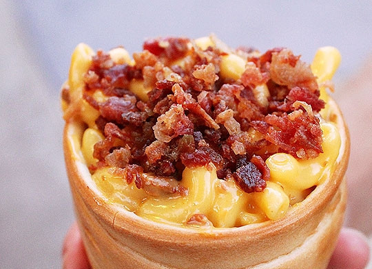 1. Этап. Пицца в рожке: 3. А дальше выкладываем в стаканчики начинку, посыпаем обильно тертым сыром, отправим в духовку или в микроволновку еще раз. Вот и пицца готова!