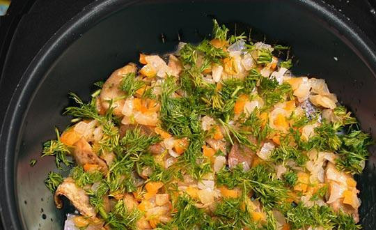 1. Этап. Мясо с баклажанами в мультиварке: Смажьте чашу мультиварки растительным маслом. Выложите слоями: половину обжаренных баклажанов, измельченный лук и зелень.