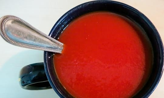 1. Этап. Борщ сибирский: 6. Томатную пасту залейте небольшим количество воды и как следует перемешайте. Вылейте на сковороду.