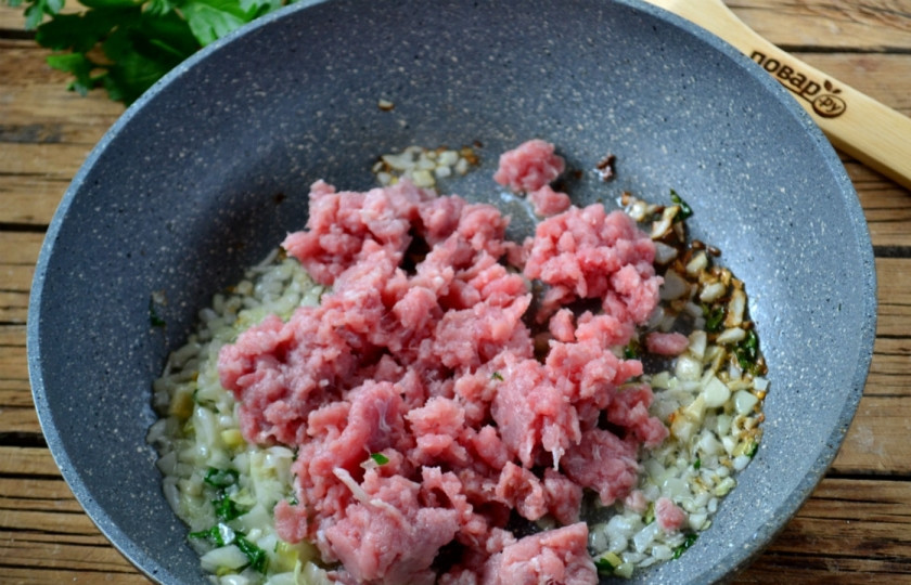 1. Этап. Сушки, фаршированные фаршем: Затем добавьте фарш, посолите и поперчите, по желанию можете добавить немного любимых специй. Жарьте фарш почти до готовности, он должен быть белым, а не золотистым.