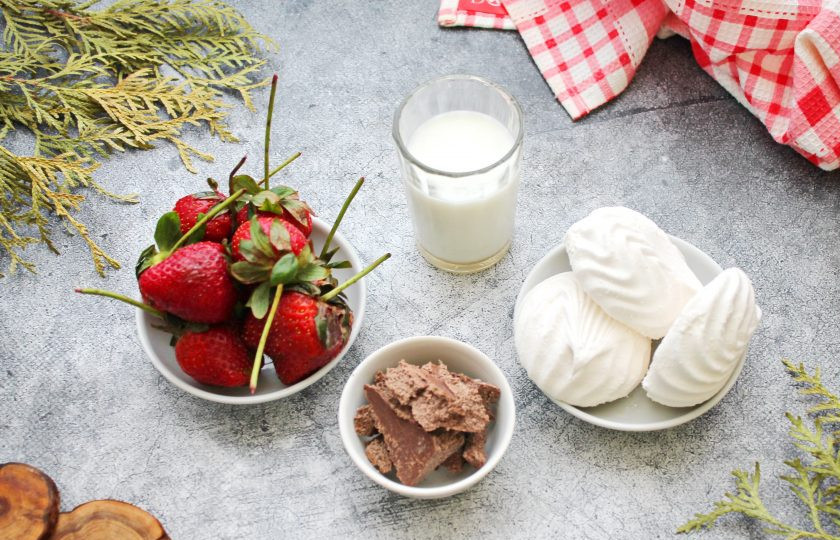 1. Этап. Торт из зефира с клубникой без выпечки: Подготовьте все необходимые ингредиенты для приготовления торта из зефира с клубникой без выпечки. Ягоды переберите, сполосните и дайте им полностью высохнуть на полотенце.