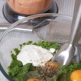 1. Этап. Рулет из лосося: Отвариваем зеленый замороженный горошек в подсоленной воде, через 3 минуты после закипания снимаем с огня. Замороженный шпинат просто размораживаем при комнатной температуре. Кладем в другую чашу для блендера оставшиеся 3 яйца, горошек, шпинат, половину сметаны и еще сок 1/4 лимона. Взбиваем примерно до такой же консистенции, как и рыбное филе.