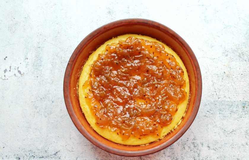 1. Этап. Пирог с вареньем Нежнее нежного: Разложите ровным слоем джем, у меня из крыжовника, немного не доходя до края.