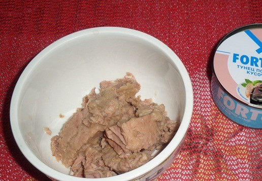 1. Этап. Закуска из риса А-ля Онигири: Готовим начинку. Открываем баночку консервированного тунца, сливаем жидкость и выкладываем рыбу в глубокую миску. Я использую тунец 