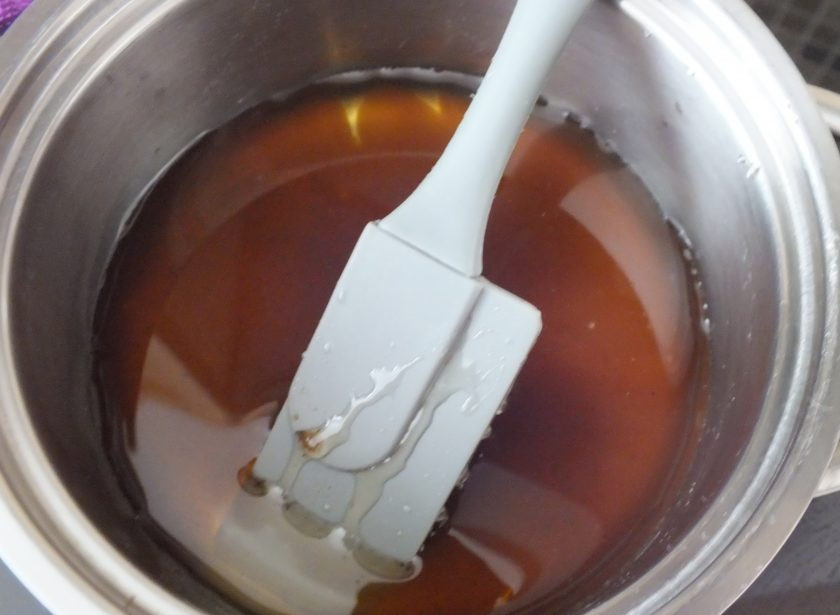 1. Этап. Леденцы без сахара: Для дальнейшего процесса возьмите посуду с непригораемым дном. В кастрюлю переложите мёд и добавьте травяной отвар. Включите средний огонь и нагревайте, постоянно помешивая.