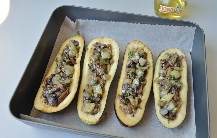 1. Этап. Баклажаны, фаршированные грибами: 6. Лодочки промойте под холодной водой от соли. Обсушите бумажными полотенцами, наполните фаршем овощным. Поставьте в горячую духовку на 20-25 минут (температура 200 градусов).