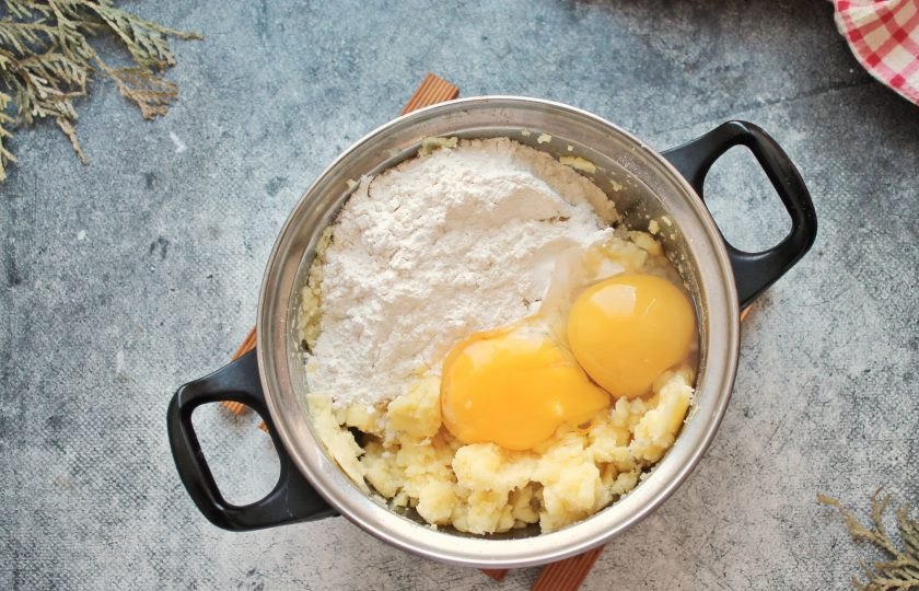 1. Этап. Кропкакор: Разбейте в кастрюлю яйца, посолите.