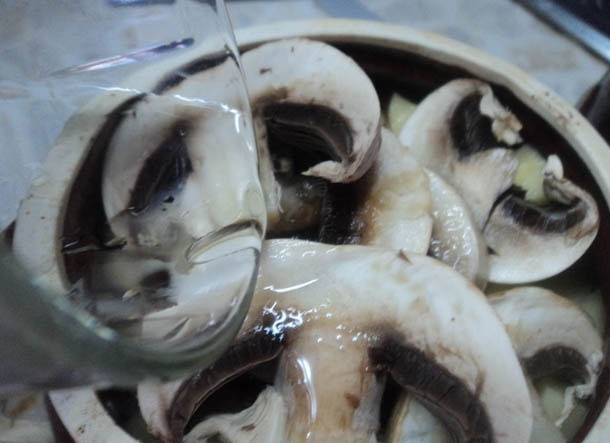 1. Этап. Жаркое в горшочке в духовке: Шампиньоны нарезаем пластинками и выкладываем поверх картофеля. И заливаем водой, на каждый горшочек необходимо где-то пол стакана.