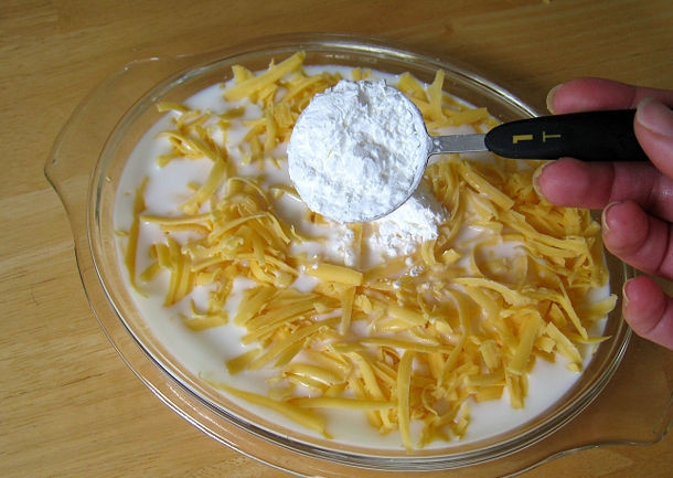 1. Этап. Сырный соус в микроволновке: 4. Добавьте в миску крахмал.