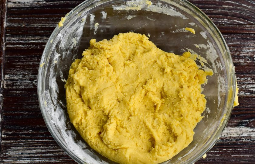 1. Этап. Медовик с бананом и киви: Замесите руками тесто. Оно должно липнуть к рукам, поэтому с мукой не переборщите. Оставьте тесто на 15 минут.